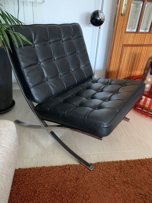 Cadeira Barcelona com banco de apoio preto