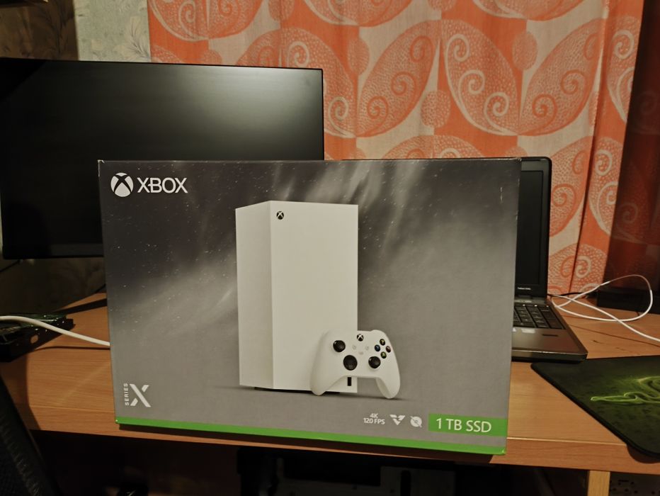 Xbox Series X White Robot + Подарунок
