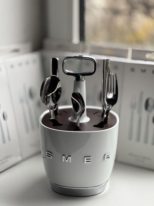 Набір столових предметів SMEG на 6 персон з подставкою білою
