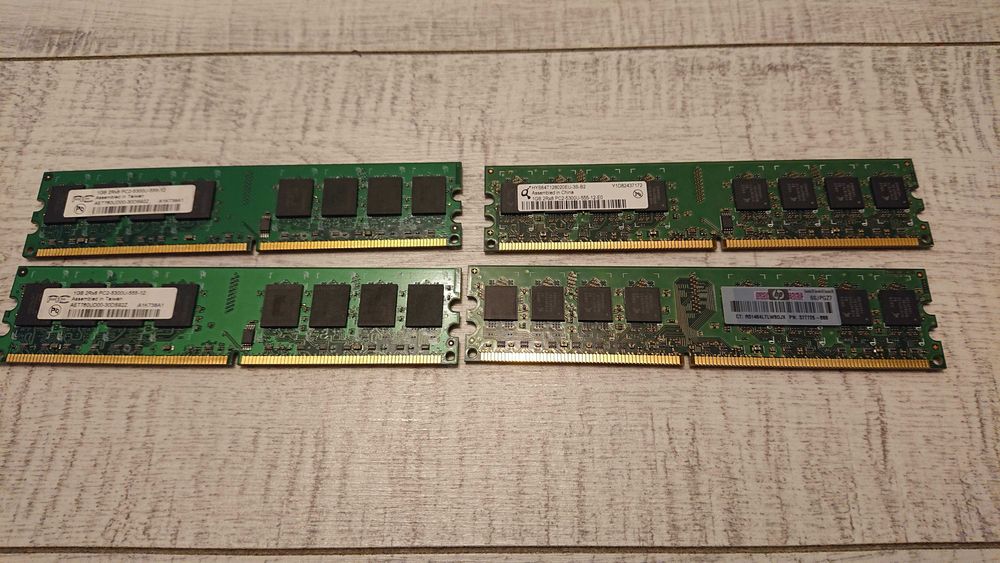 Karty RAM cztery po 1 GB DDR2