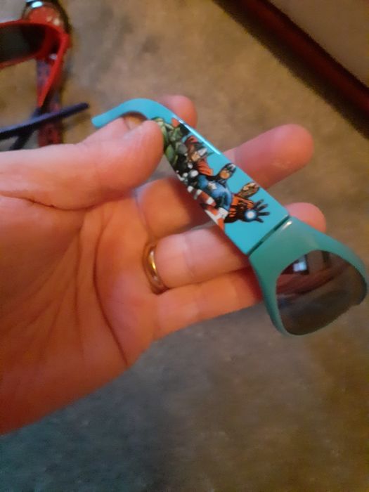 Oculos de sol 7 8 anos spider man e evangers