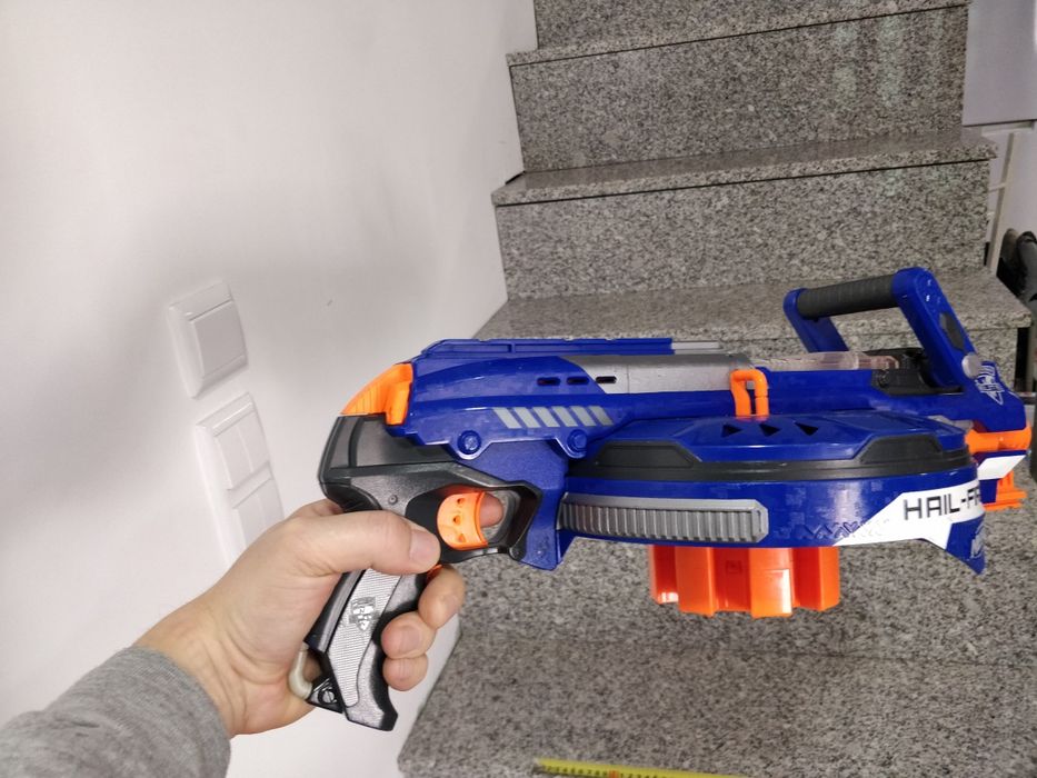 Pistola Nerf Hail Fire com colocação de 5 carregadores