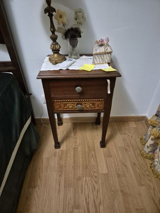 Mesa de cabeceira D. Maria