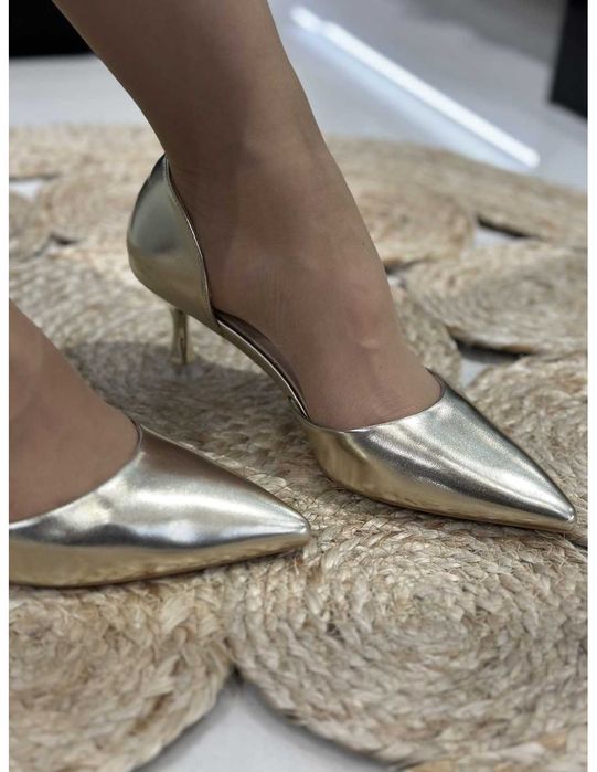 Стильне взуття - найкращий подарунок для жінок