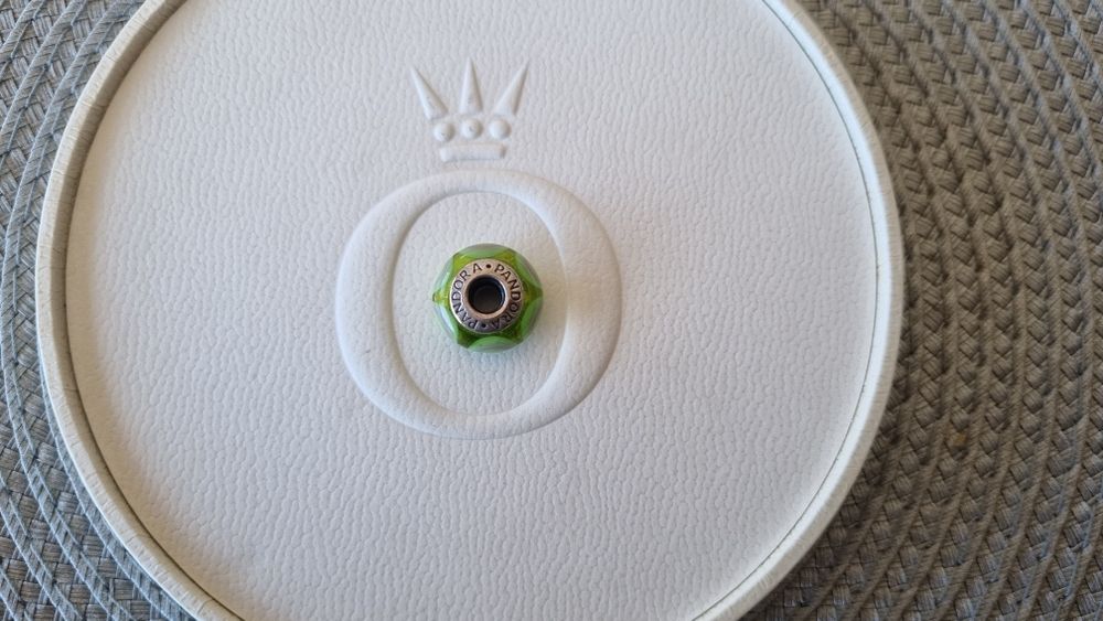 Orginalny jasnozielony charms w kropki szkło Murano do Pandora Moments