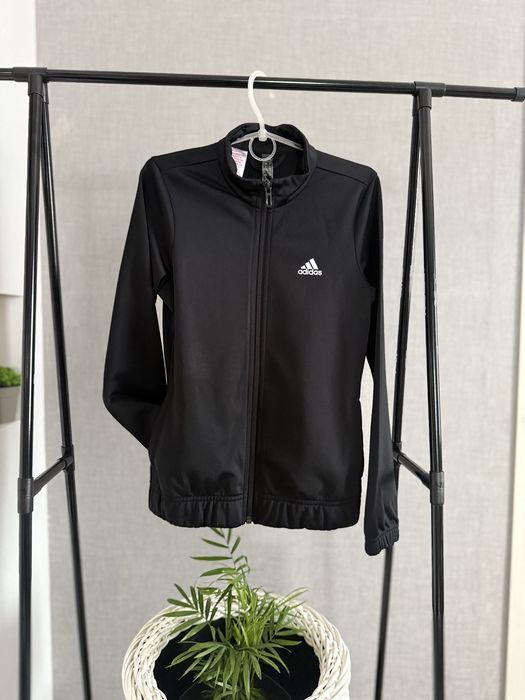 Спортивна кофта на замку від adidas , розмір 9-10 років