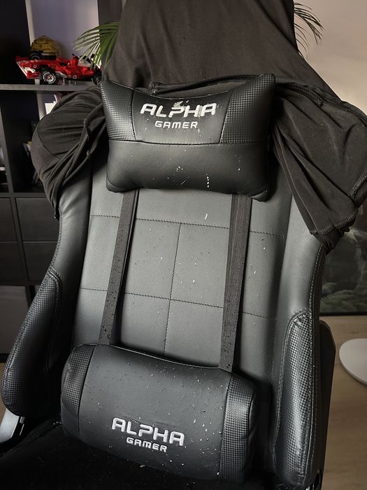 Cadeira Gaming Alpha Gamer Vega – funcional, revestimento do assento degradado