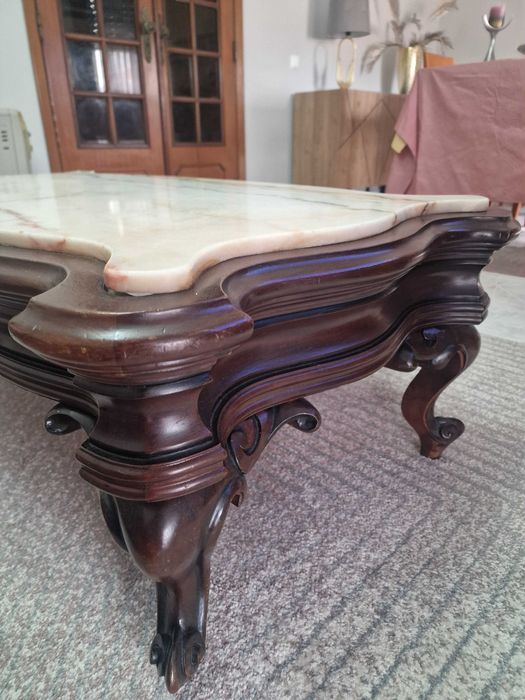 Mesa de madeira com tampo em mármore