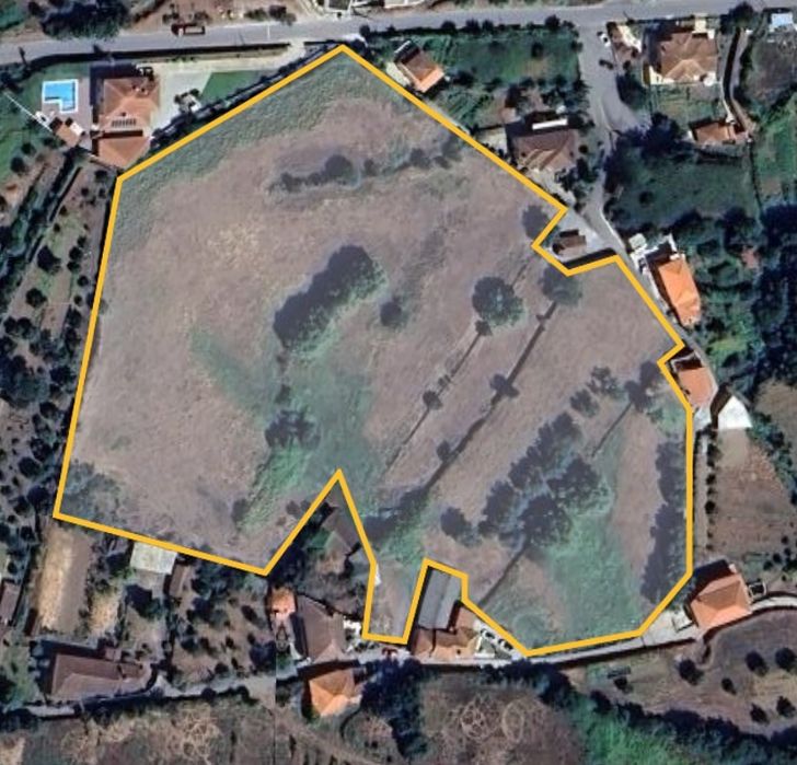 Quinta com 20 000 M2 em Santa Marinha - Ribeira Pena