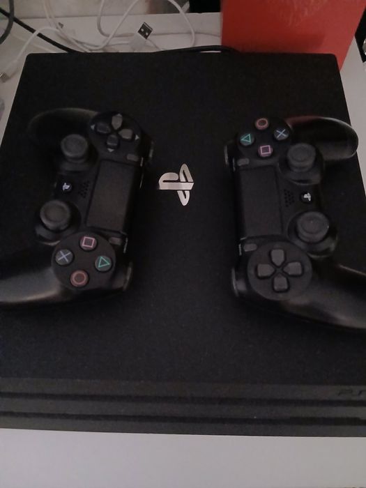 Ps4  Pro  com 2 controles