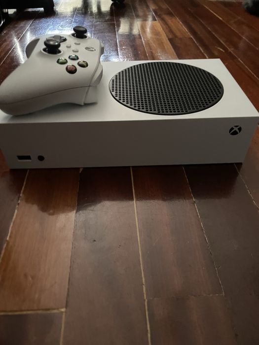 Xbox Series S – 1 mês de uso – Garantia ativa – Como nova!