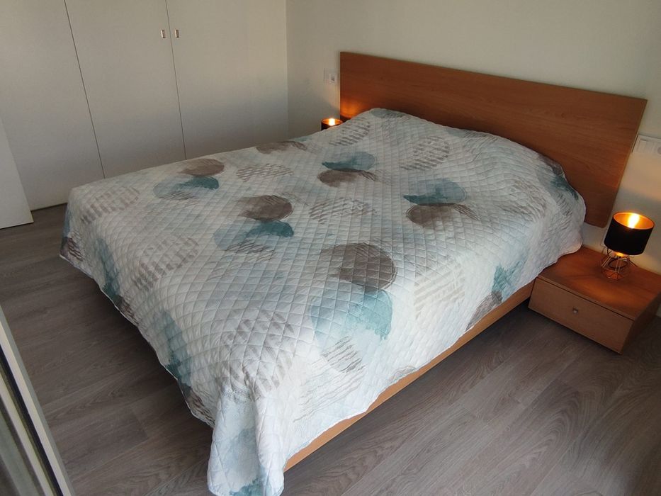 Cama de casal, com 2x mesas de cabeceira