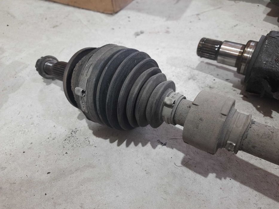 Передні полуося піввісь граната кулак вал Тойота Авенсіс т27 2.2 д4д