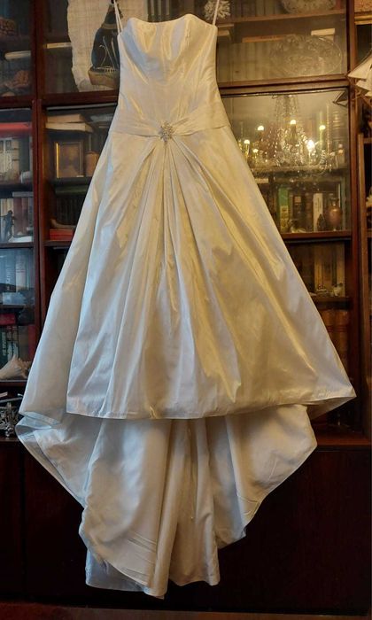 Весільна сукня від Charlotte Balbier (Англія), розмір 48-50 з шлейфом