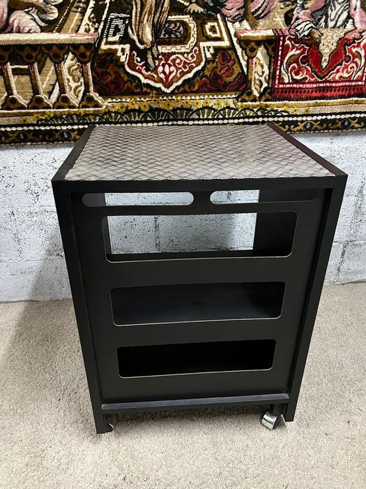 Móvel em madeira com rodas e prateleira, para bar ou aparelhagem.
Medi