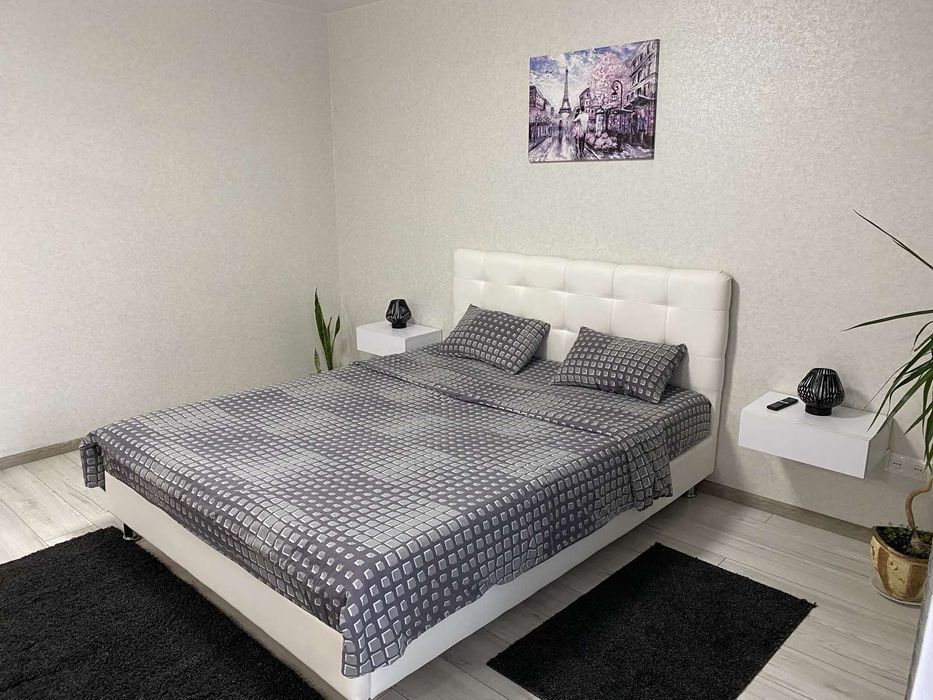 Здам подобово квартиру з великим заскленим балконо