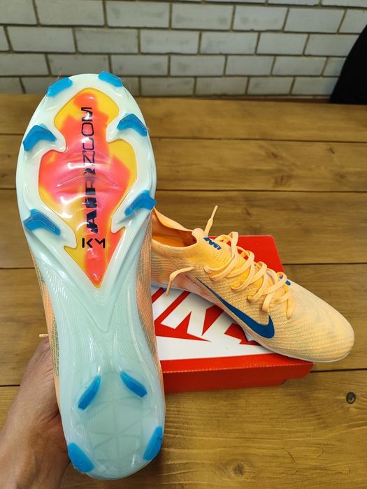 Футбольные бутсы nike