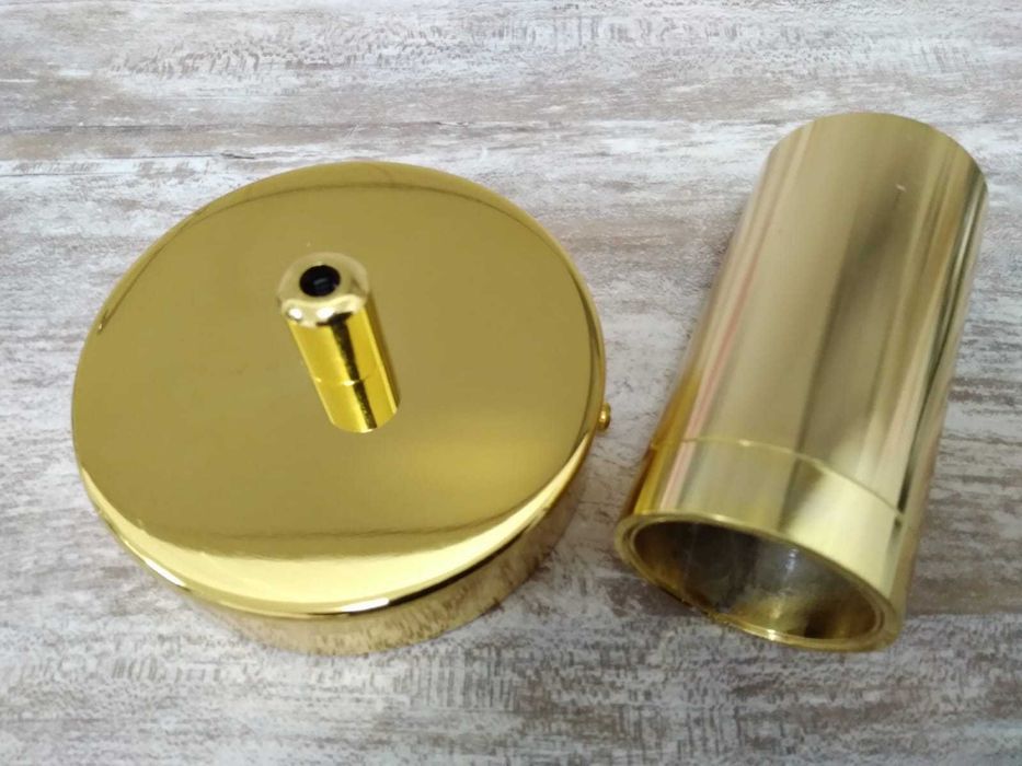 Casquilho e florão em metal dourado