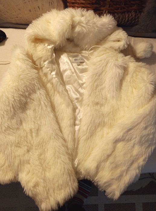 Sztuczne futerko krótkie z kapturem damskie