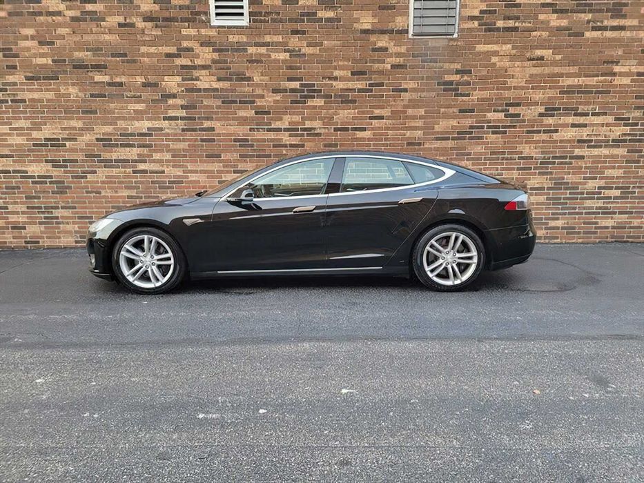 Tesla Model S      2015
