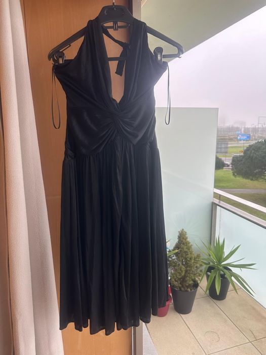Vestido preto elegante decotado