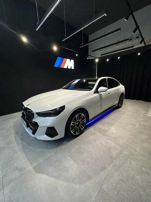 Auto Ślubne Piękne biała perła do ślubu BMW 5 G60