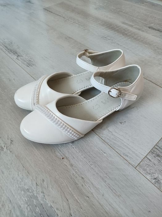 Buty pantofle białe