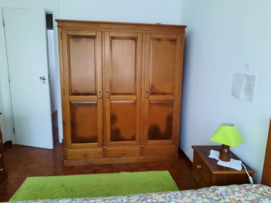 Mobilia de quarto em madeira