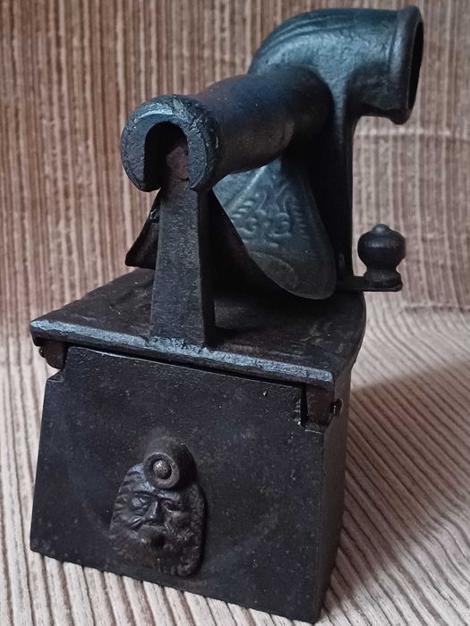 Stare Żelazko Na Węgiel z Kominem.