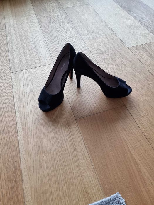 Sapato plataforma salto 10 cm camurça preta aberto à frente