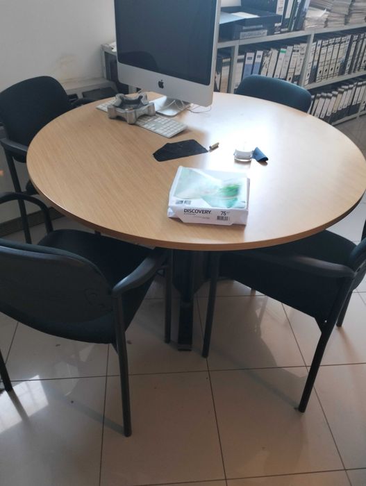 Vendo mesa de escritório com 4 cadeiras.