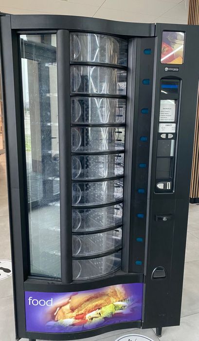 Automat vendingowy talerzykowy na słodycze, kanapki