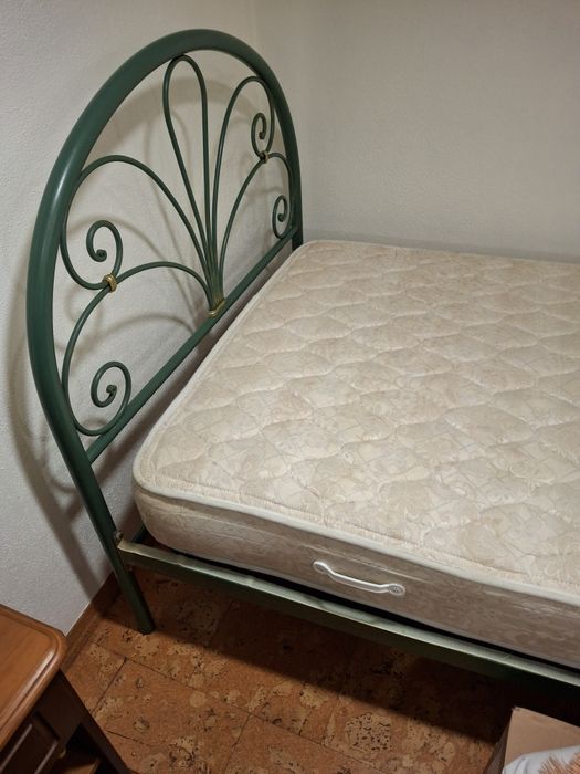 Cama de ferro com estrado e colchão