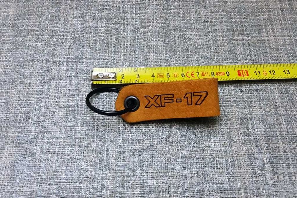 Porta chaves em cabedal, com a marca de motorizadas antigas.