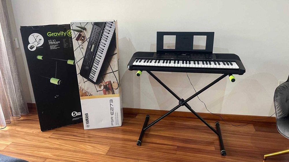 Teclado Yamaha PSR-E273 + Suporte Gravity KSX 1 – Como Novo