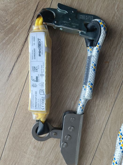 Urządzenie samozaciskowe z giętką prowadnicą