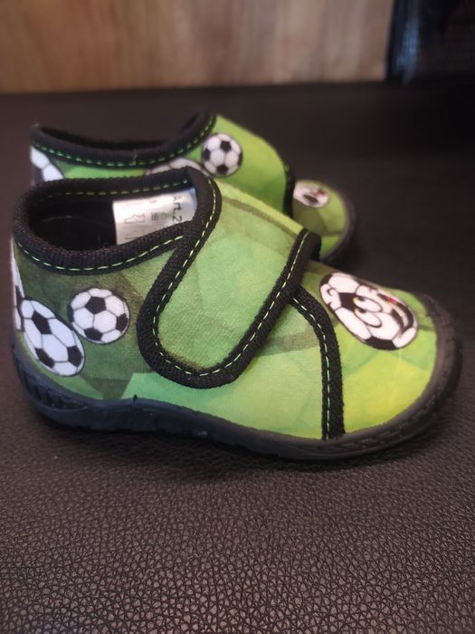 Nowe ciapy buciki 20 skórzana wkładka zielone piłki