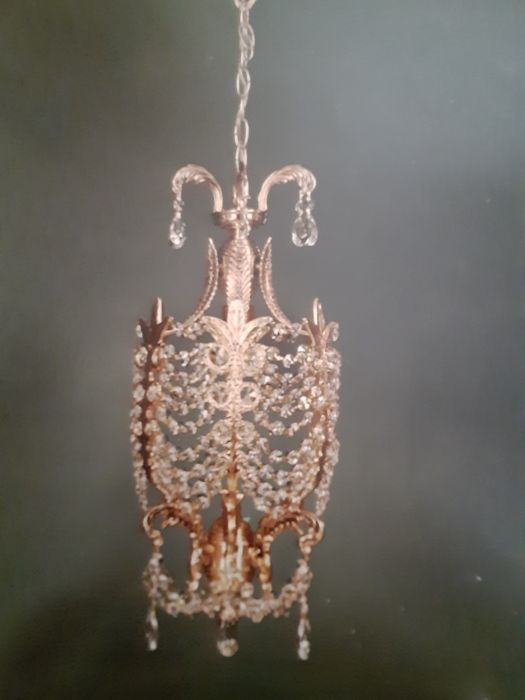 Lanterna banhada a ouro com pedras em  cristal