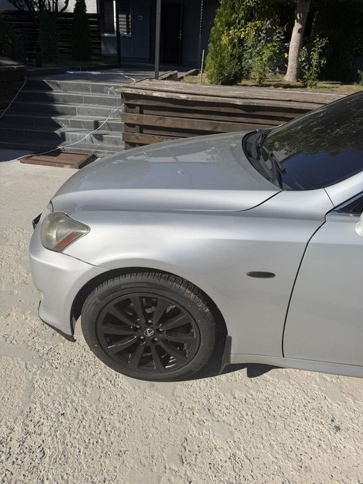 Автомобіль  Lexus