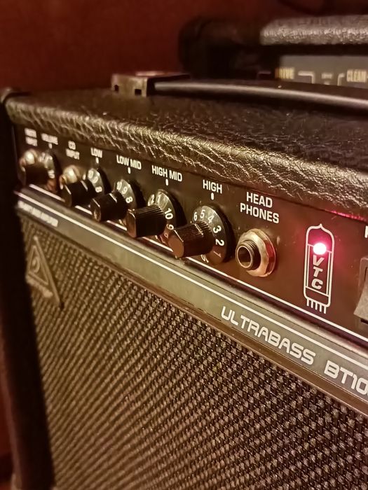 Wzmacniacz gitarowy basowy Behringer combo piecyk do: gitara basowa