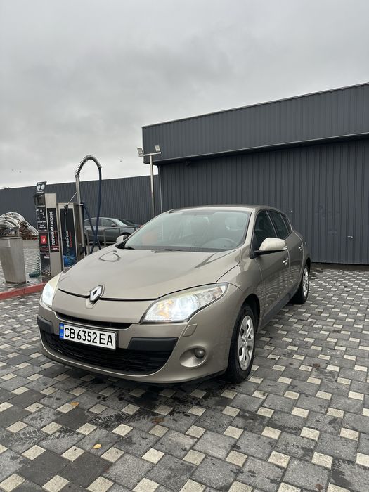 Продаю Renault Megane 2010 року — надійне, економне і комфортне авто!
Двигун 1.6 бензин, працює чітко і рівно, коробка без нарікань.
Пробіг 248 000 км — рідний.

—Кузов у дуже гарному стані, без іржі, вм’ятин.
—Салон чистий і доглянутий, нічого не протерте, не прокурене.
—Є кондиціонер — холодить добре.
—Підігрів передніх сидінь — приємно в холодну пору.
—Всі електричні системи працюють, вкладень не потребує.

Машина повністю готова до поїздок — сів і поїхав!