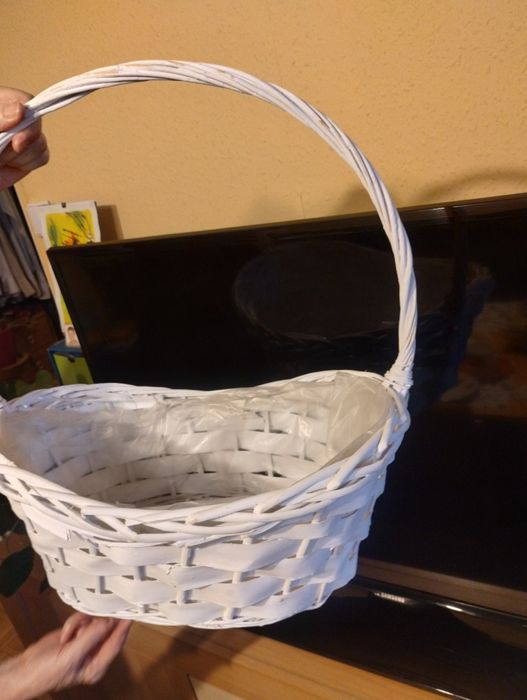 Duży biały kosz wiklinowy na prezenty bukiet
