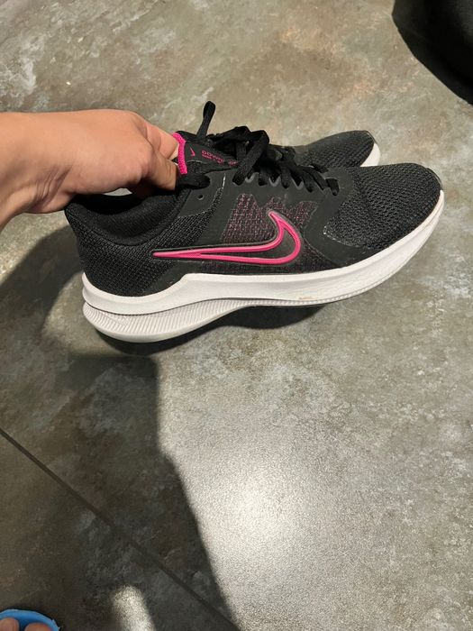 Продам женские кроссовки найк