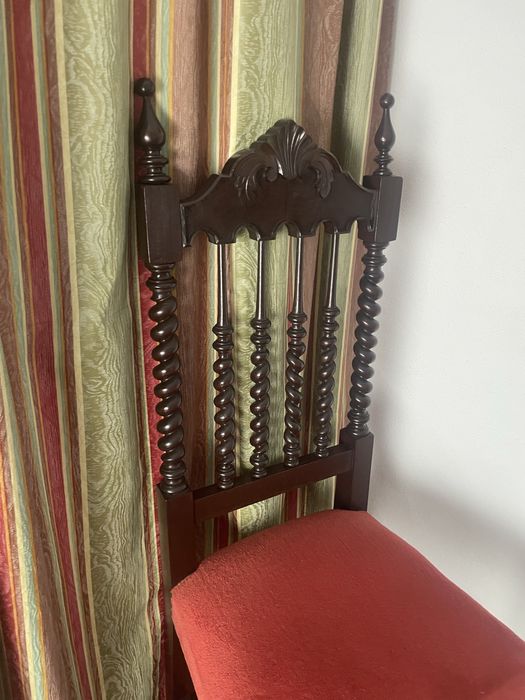 Cadeira de Madeira Escura