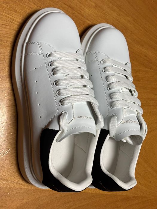 Sapatos Brancos de cerimónia usados uma única vez.