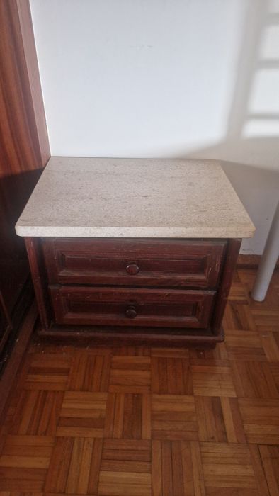Cómoda e mesas cabeceira