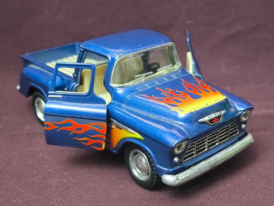 Машинка инерционная Chevy Stepside Pick-Up 1:32 Kinsmart