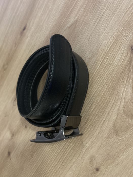 Czarny męski pasek z czarną sprzączką i złotym logo – rozmiar 120