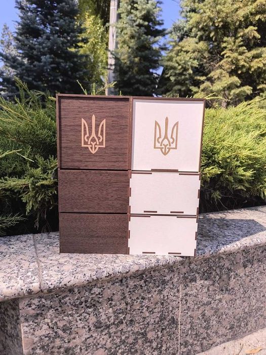 Подарункова коробка з тризубом біла