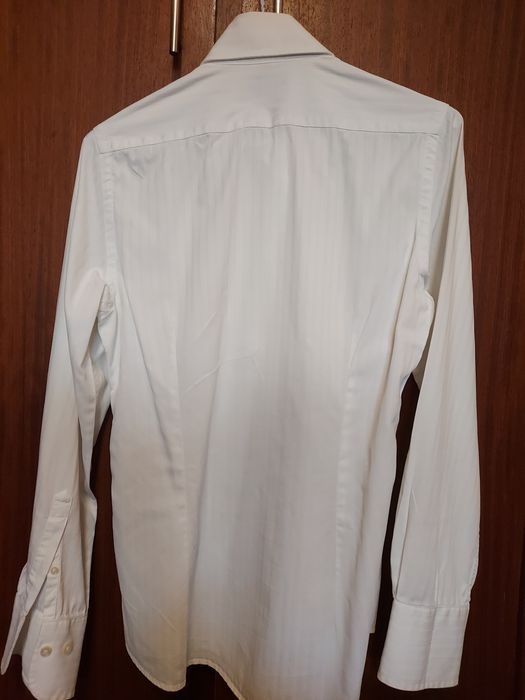 Camisa feminina da Sacoor branca com botões brilhantes